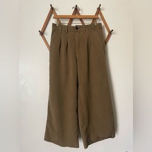 BANANA REPUBLIC | Wide Leg Pleated cropped pants in Olive Green | Size 8